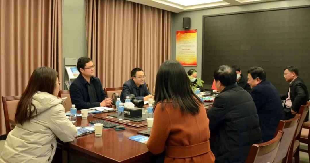 《人民日報(bào)》采訪組深入大張公司調(diào)研采訪(圖4) 《人民日報(bào)》采訪組深入大張公司調(diào)研采訪(圖4)